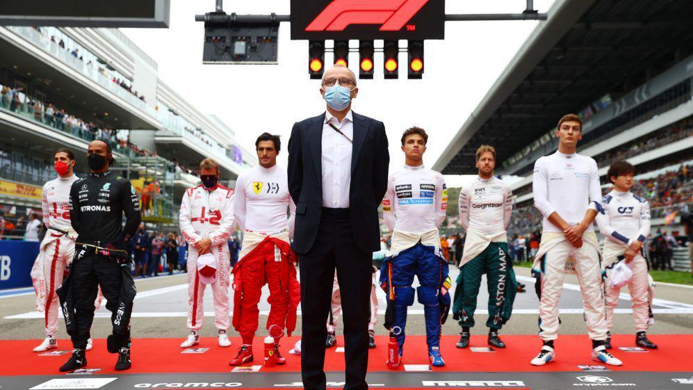 CEO Formula 1 Stefano Domenicali berfoto bersama para pembalap (formula1.com)