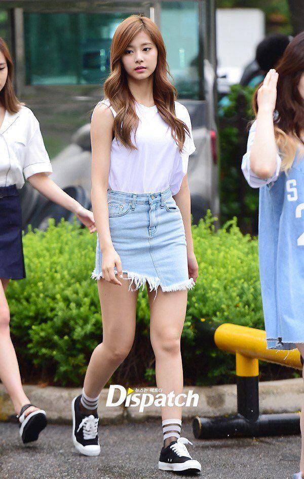 Bawahan rok Tzuyu Twice (twitter.com/janlovestzu)