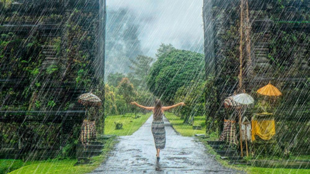 ilustrasi seorang wanita sedang berjalan di tengah hujan (pexels.com/Alexandr Podvalny)