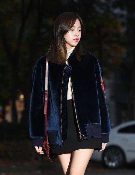 Mini skirt Mina Twice (twitter.com/mimochaey)