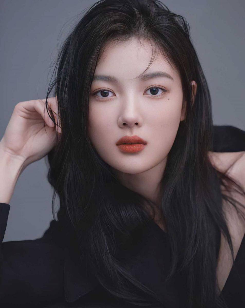 Kim Yoo Jung (instagram.com/awesome_ent_official)