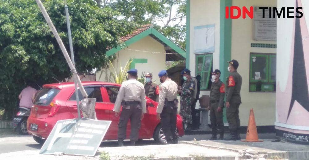 Penyekatan jalan menuju objek wisata di TPR Pantai Samas.(IDN Times/Daruwaskita)
