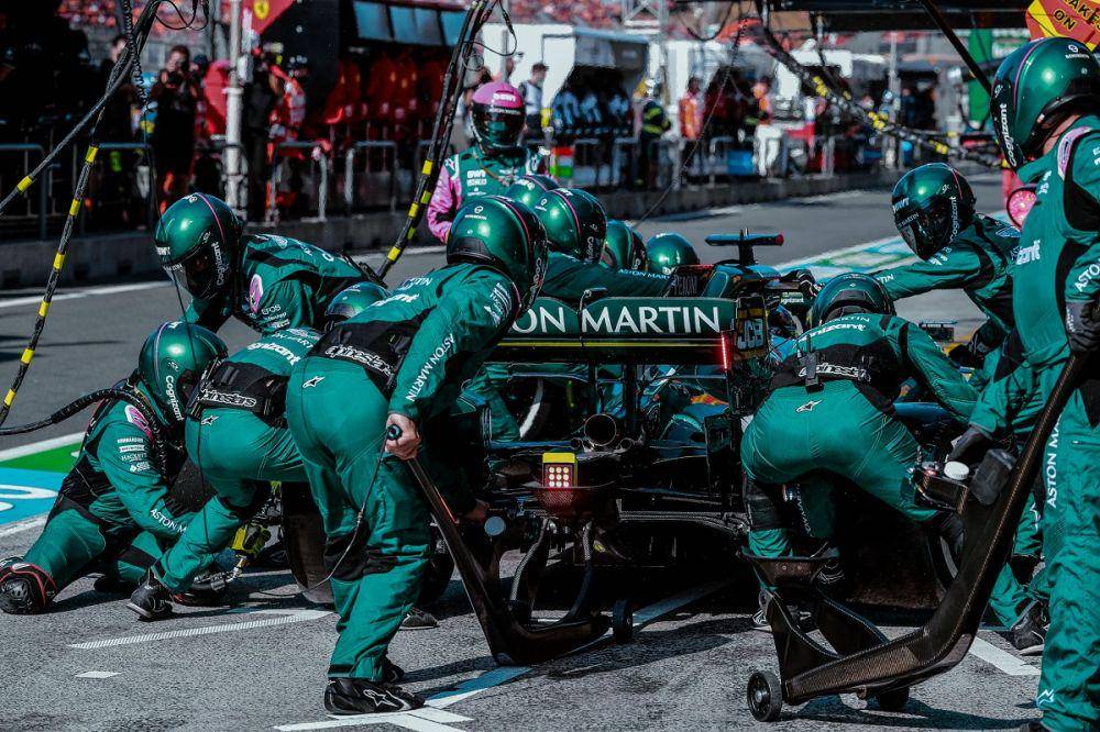 Para kru Aston Martin saat melakukan pergantian ban di pit (twitter.com/AstonMartinF1)