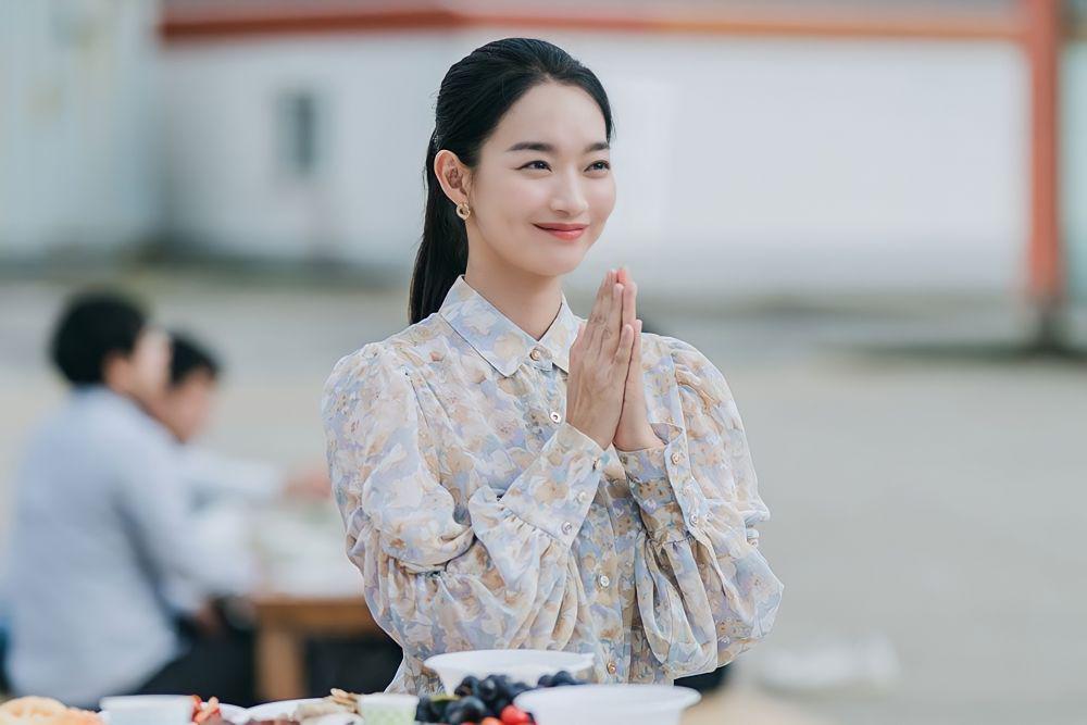 9 Harga Sepatu dan Sandal Shin Min Ah di Hometown Cha-Cha-Cha (Part 2)