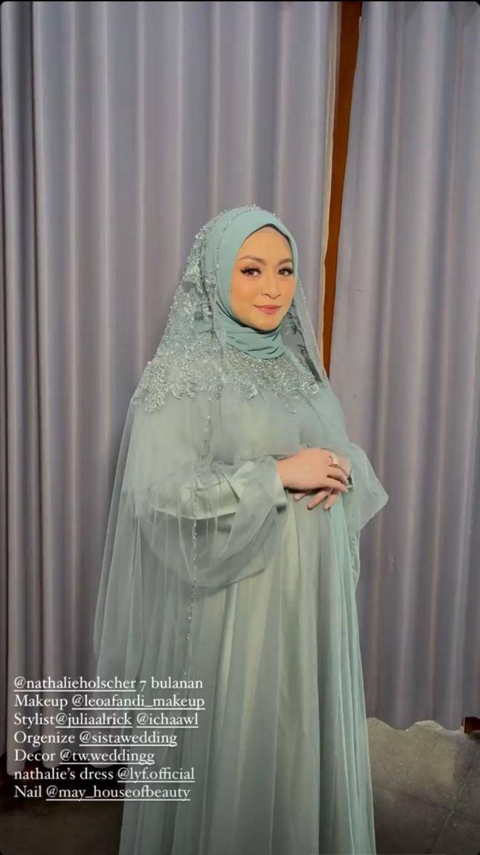 Makeup dan busana Nathalie Holscher. (instagram.com/leoafandi_makeup)