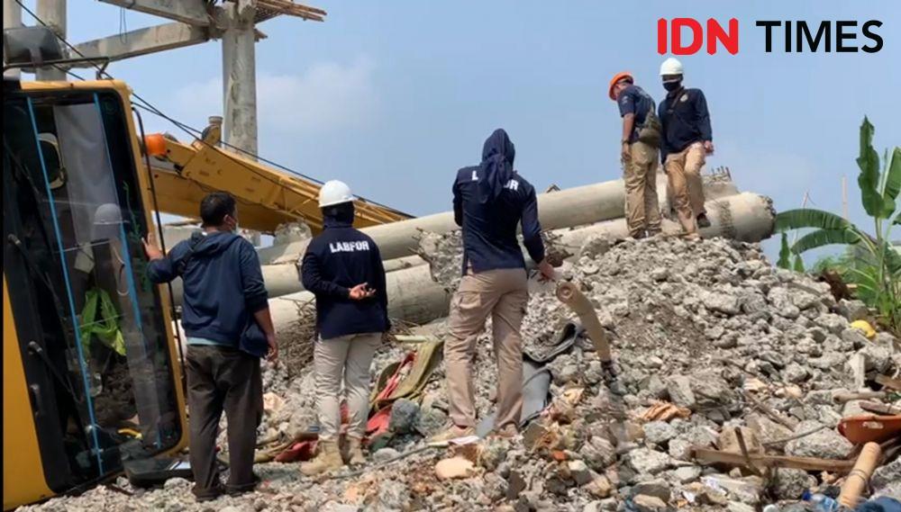 Tim Puslabfor Polri mendatangi lokasi crane yang runtuh di Jalan Mawar, Kelurahan Depok Jaya, Kecamatan Pancoran Mas, Kota Depok. (IDNTimes/Dicky)