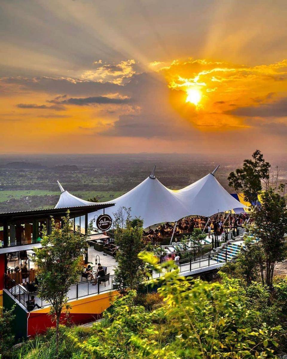 Obelix Hills (instagram.com/rentalhiaceelf_yogyakarta)