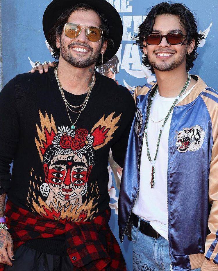 potret Angel Manuel Soto bersama Xolo Mariduena (instagram.com/alohemingway)