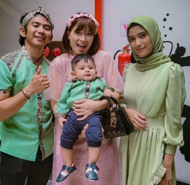 10 Potret Rizki dan Nadya Mustika di Nikahan Ridho, Anak Jadi Sorotan