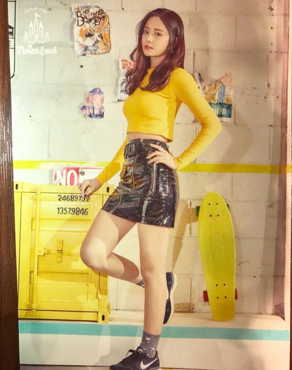 Bawahan rok Tzuyu Twice (instagram.com/tzuyued)