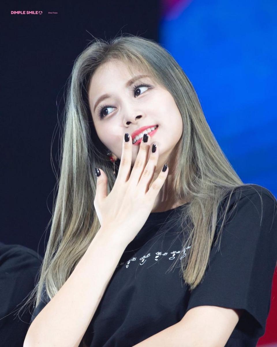 Potret nail art Tzuyu Twice (instagram.com/tzuyued)