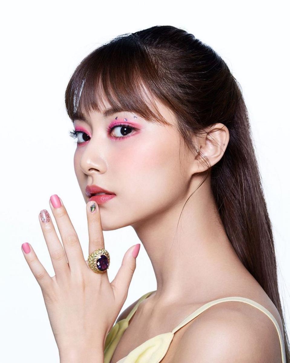 Potret nail art Tzuyu Twice (instagram.com/tzuyued)