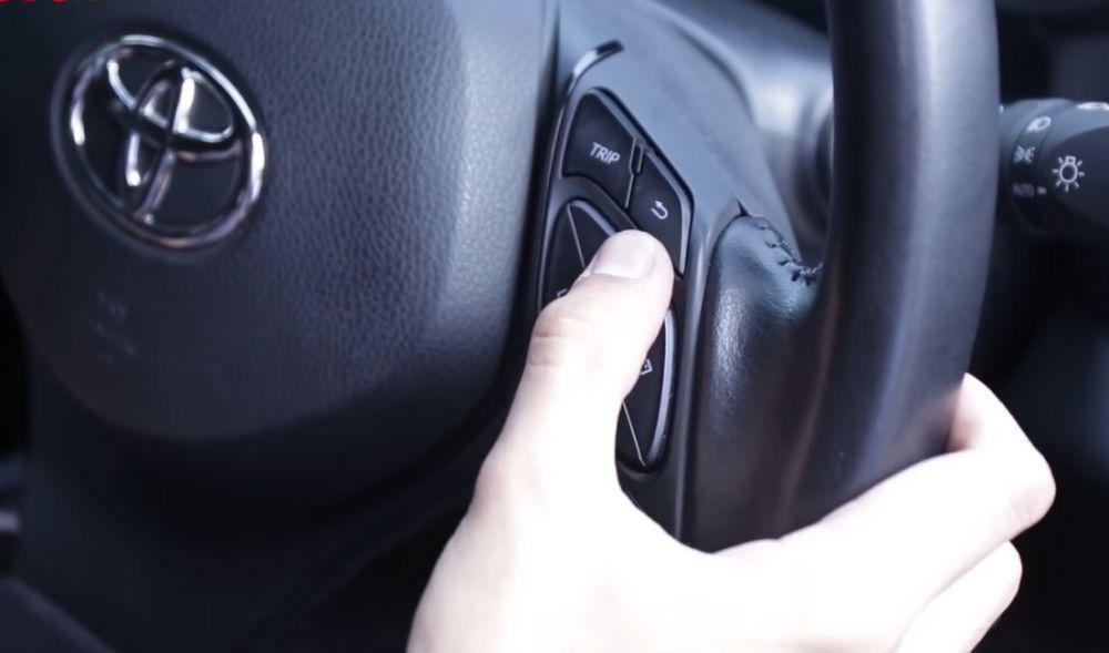 Steering switch button (youtube.com/GridOto Tips)