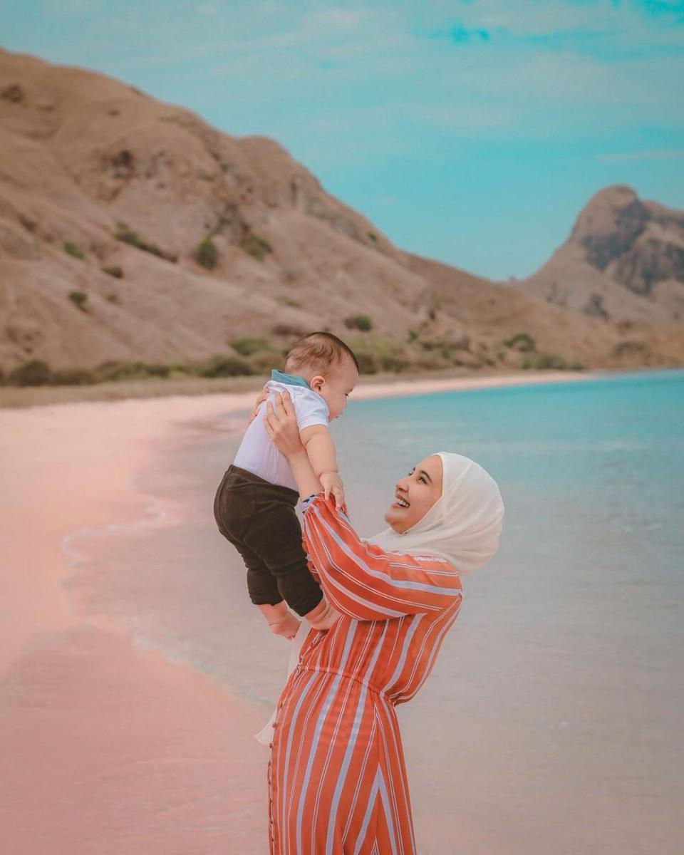 Zaskia Sungkar (instagram.com/zaskiasungkar15)