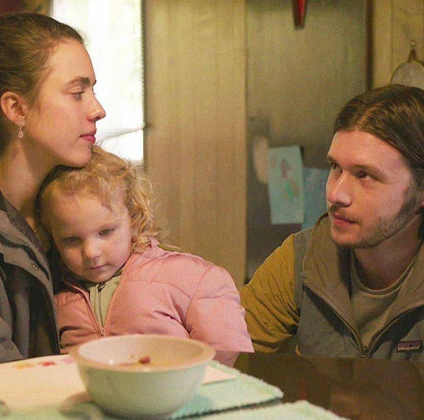 Margaret Qualley, Rylea Nevaeh Whittet dan Nick Robinson (dok.Netflix/Maid)
