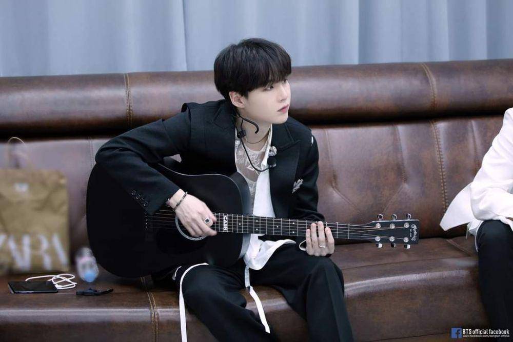 Suga BTS (facebook.com/bangtan.official)