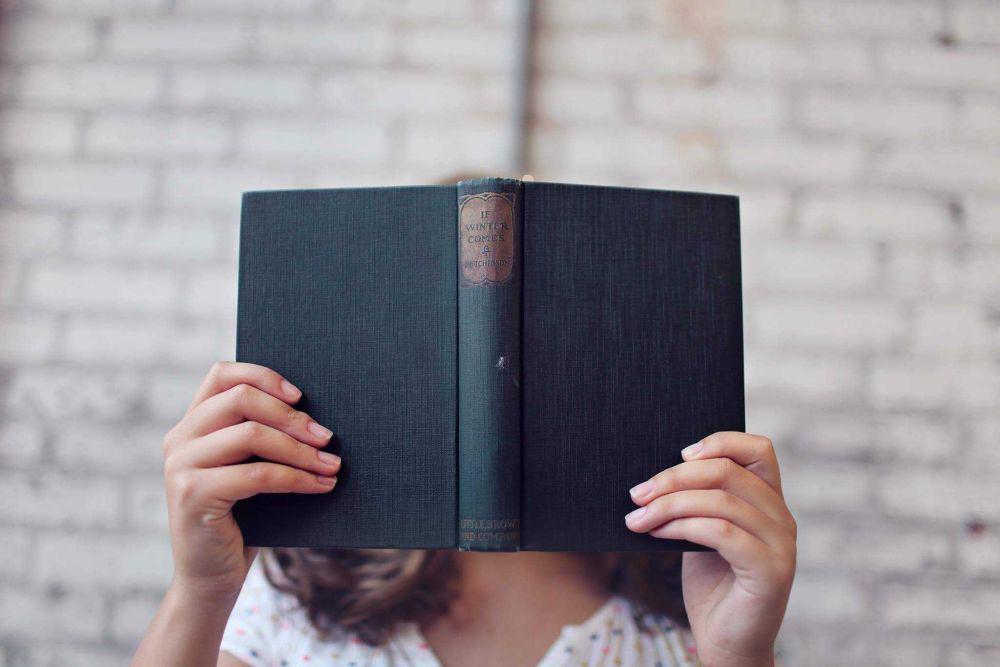 Ilustrasi membaca buku (pexels.com/Leah Kelley)