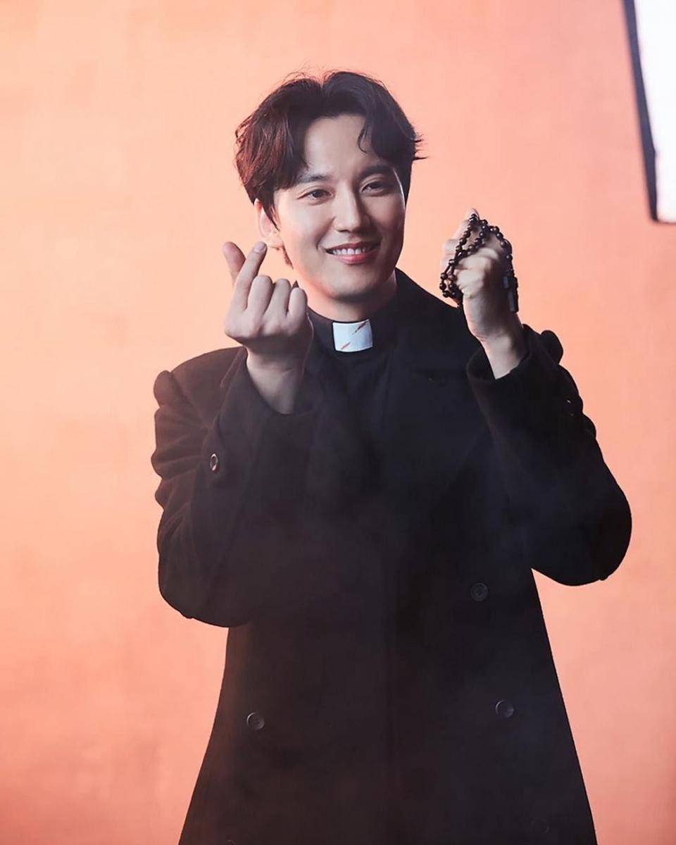 Kim Nam Gil dalam pemotretan untuk poster The Fiery Priest (instagram.com/cjes.tagram)