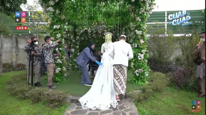 Makeup dan busana Syifa. (youtube.com/MOPChannel)