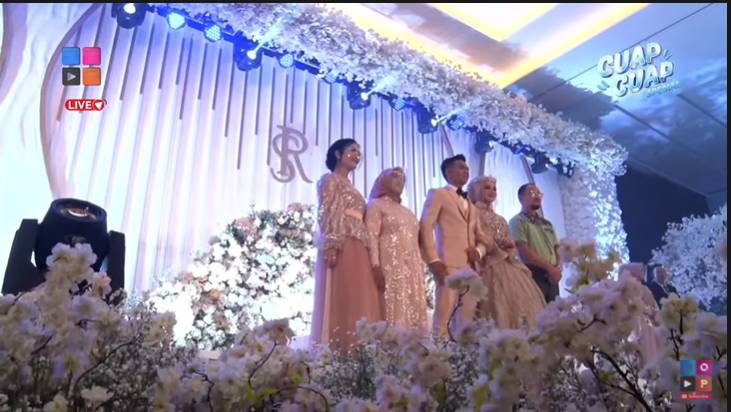 Dekorasi resepsi Ridho dan Syifa. (youtube.com/MOPChannel)