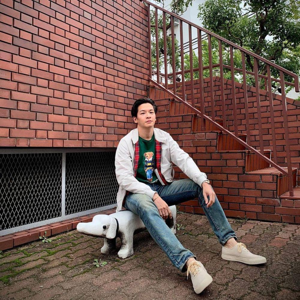 Outfit kasual ala March Chutavuth (instagram.com/marchutavuth)