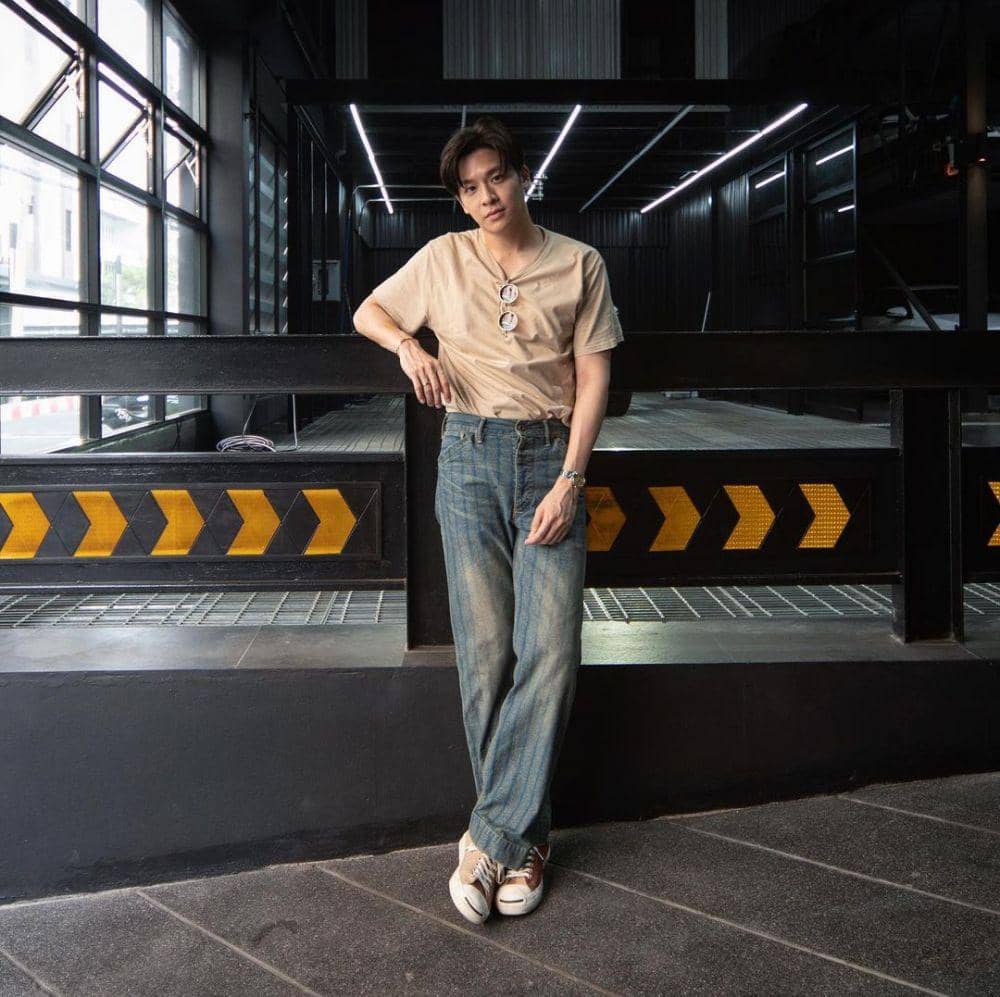 Outfit kasual ala March Chutavuth (instagram.com/marchutavuth)