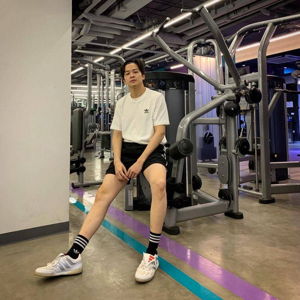 Outfit kasual ala March Chutavuth (instagram.com/marchutavuth)