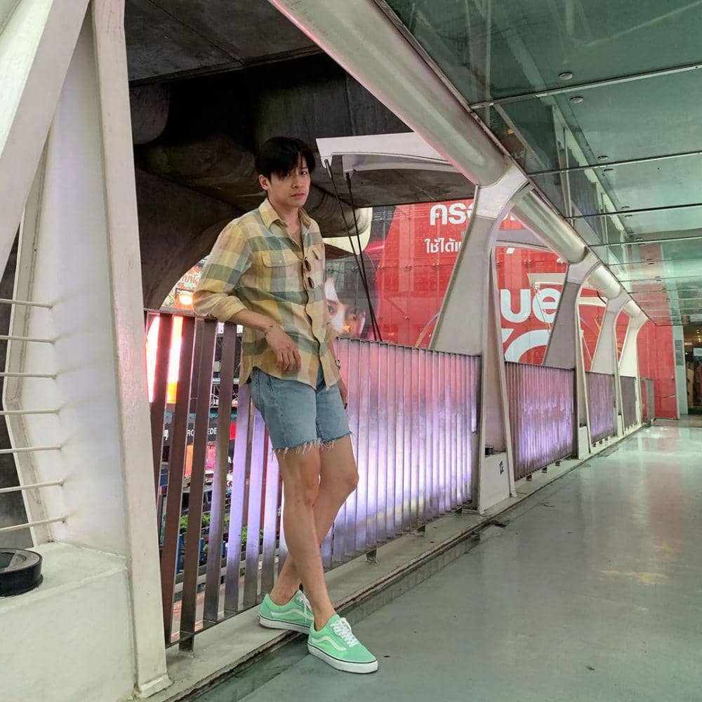 Outfit kasual ala March Chutavuth (instagram.com/marchutavuth)