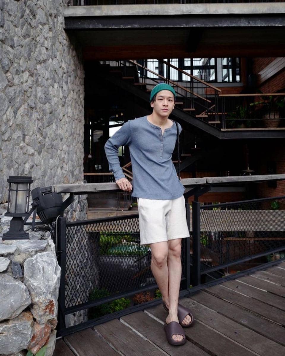 Outfit kasual ala March Chutavuth (instagram.com/marchutavuth)
