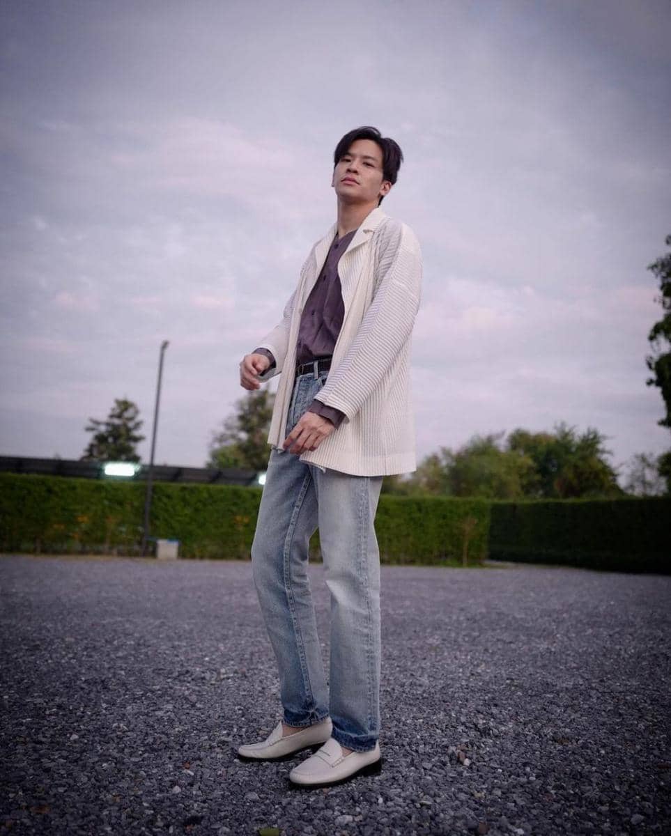 Outfit kasual ala March Chutavuth (instagram.com/marchutavuth)