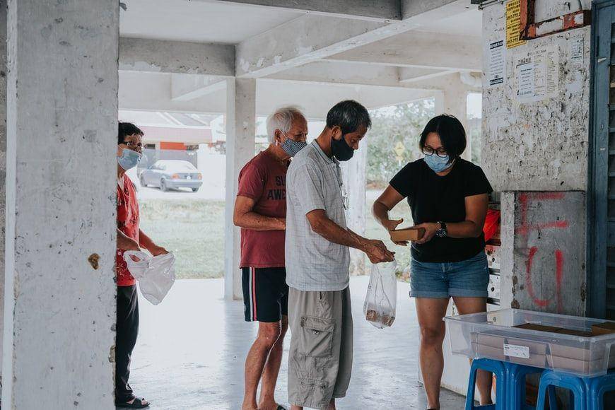 ilustrasi memberi bantuan makanan (unsplash.com/melaniesylim)