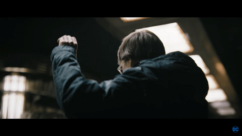 The Riddler secara misterius tak diperlihatkan wajahnya. Youtube.com/DC