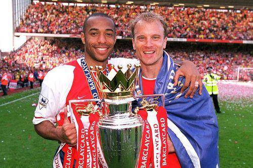 Thierry Henry dan Dennis Bergkamp (premierleague.com)