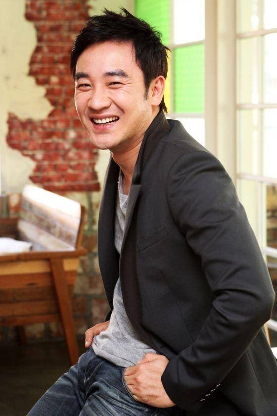 foto profil aktor Uhm Tae Woong (alchetron.com/Uhm Tae Woong)