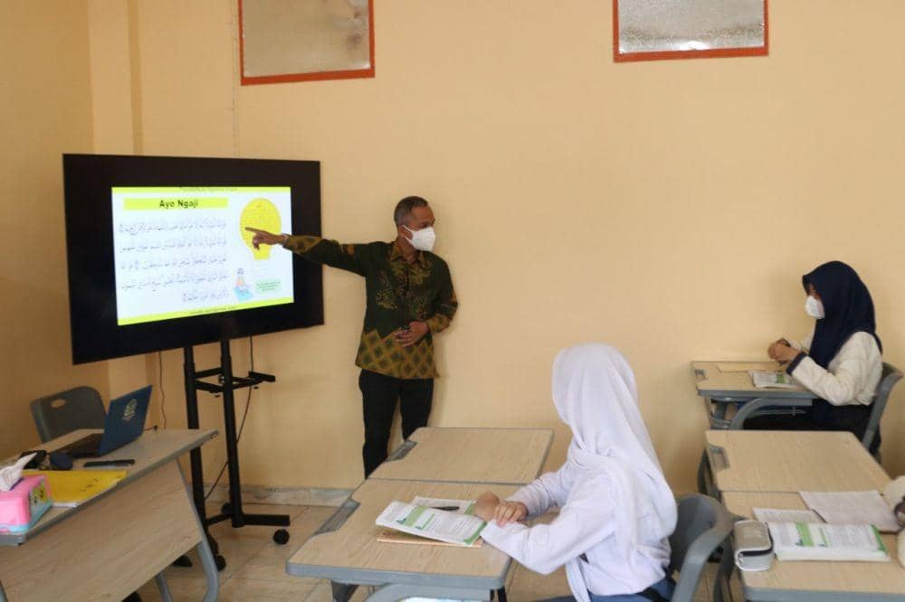 Ketua Dewan Pembina Yayasan Pembina (YP) Unila yang juga Rektor Universitas Lampung (Unila) Prof Karomani berkunjung ke SMA YP Unila. (IDN Times/Istimewa).
