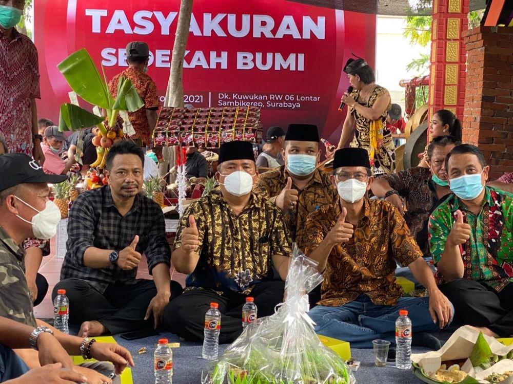 Ketua DPRD Kota Surabaya, Adi Sutarwijono (dua dari kanan) saat menghadiri sedekah bumi di Kuwukan Lontar Sambikerep, Kota Surabaya. Dok. Istimewa.