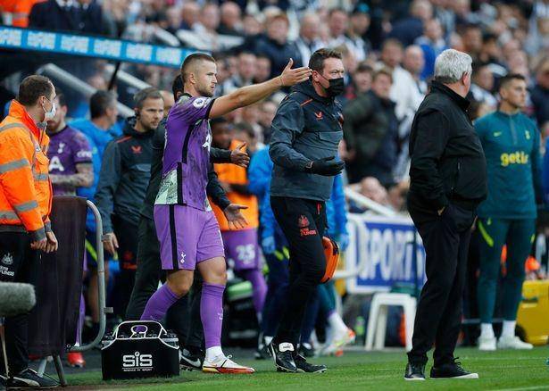 Eric Dier menyampaikan ke tim medis ada penonton butuh pertolongan. (mirror.co.uk)