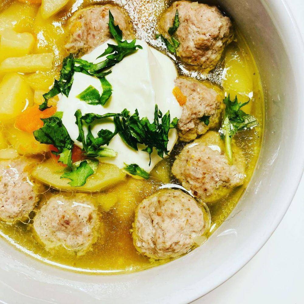 Frikadeļu zupa, sup bola daging khas Latvia (instagram.com/atkal_forma)