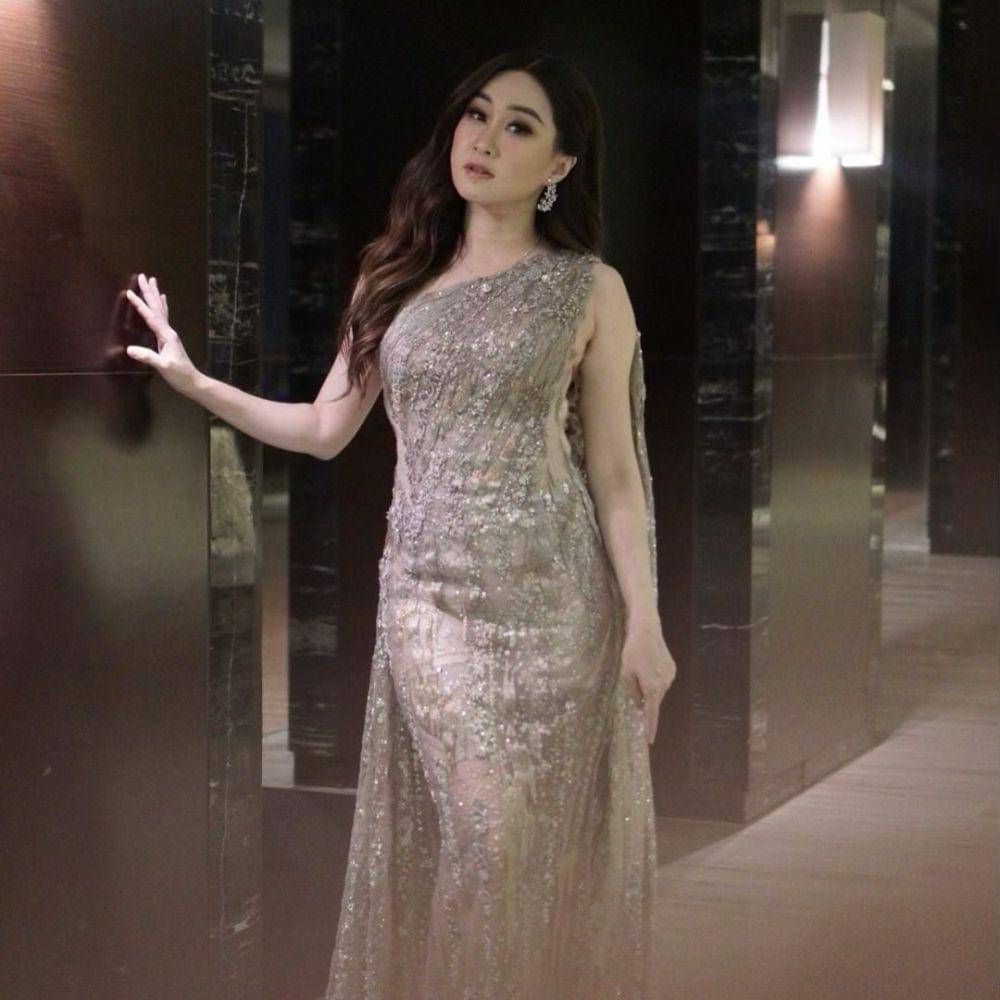 Dress Angela July (instagram.com/angelajuly_)