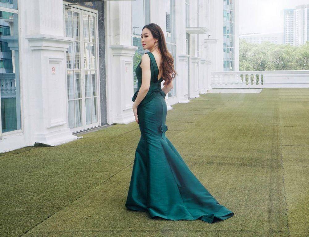 Dress Angela July (instagram.com/angelajuly_)