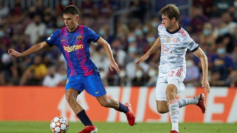 Pedri berduel dengan Thomas Mueller di lapangan hijau. (marca.com)