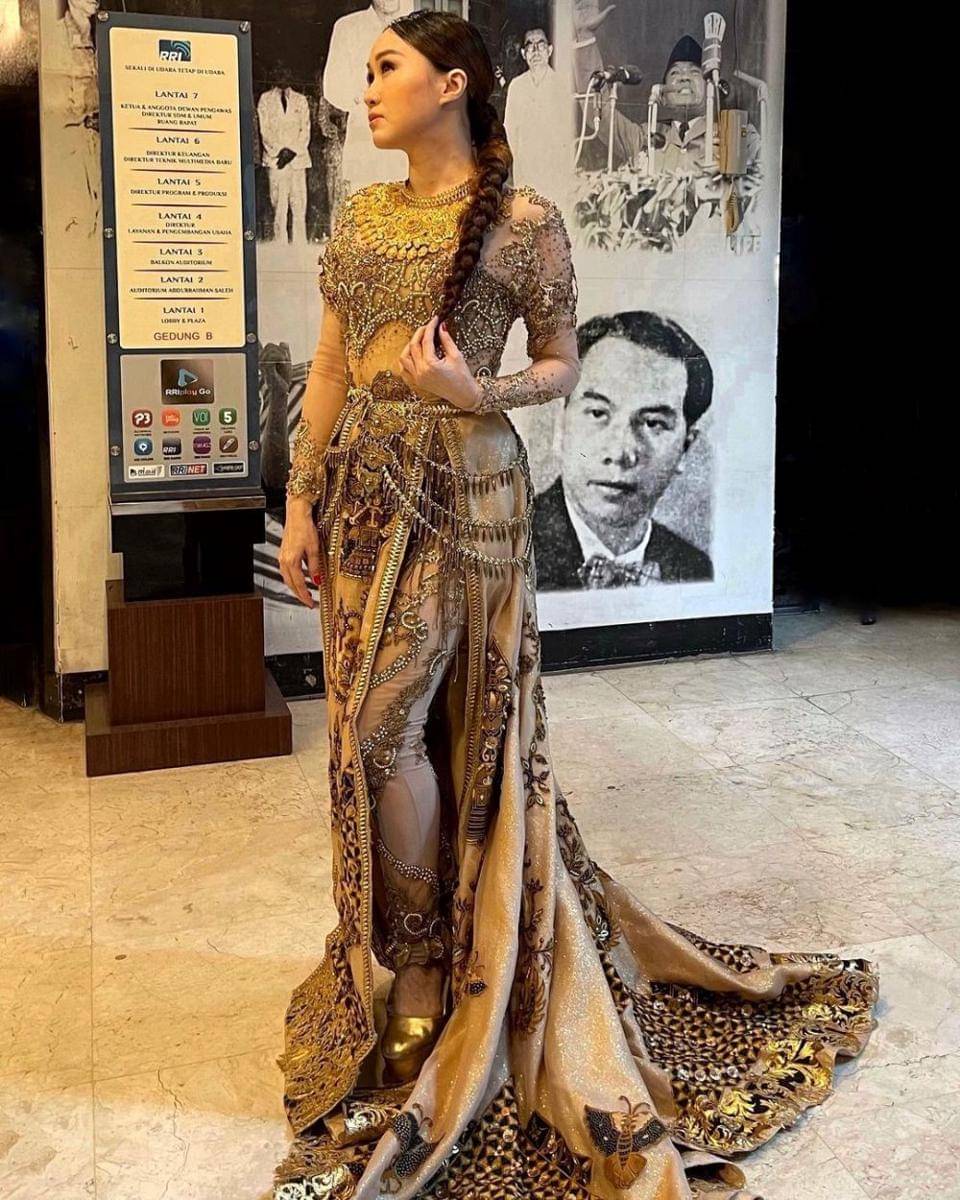 Dress Angela July (instagram.com/angelajuly_)