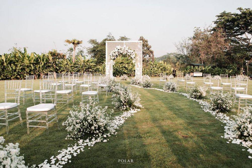Referensi dekorasi wedding bertema hijau (@polar_photograph via instagram.com/eliordesign)