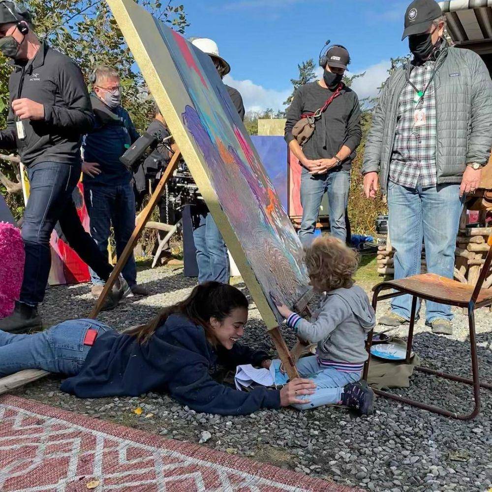 Margaret Qualley, Rylea Whittet, dan kru miniseri 'Maid' Netflix (instagram.com/ryleawhittet)