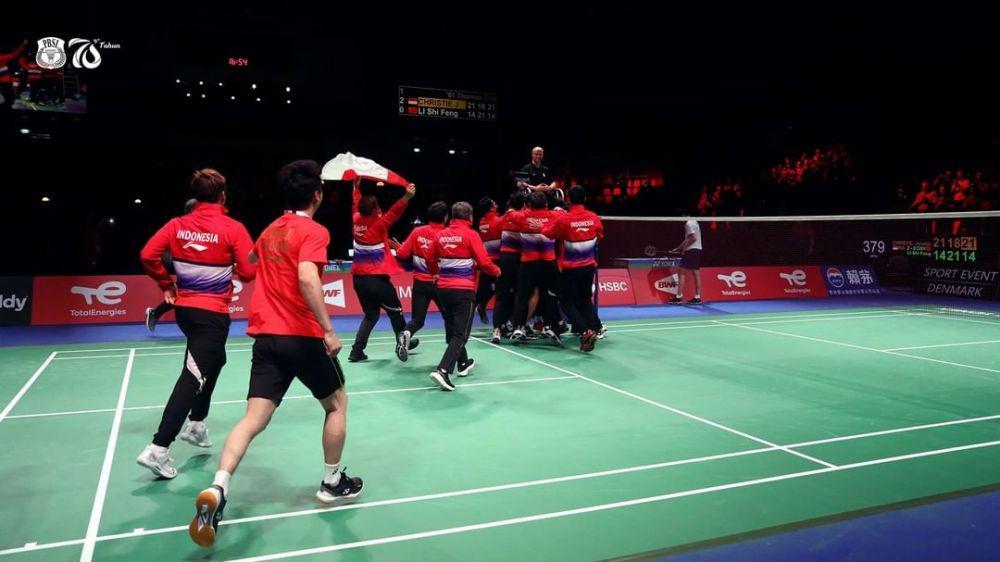 Tim Thomas Indonesia berhamburan masuk ke lapangan di Thomas Cup 2020. (instagram.com/badmintom.ina)