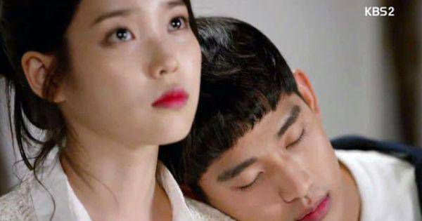 potret kebersamaan IU dan Kim Soo Hyun dalam drama The Producers (dok. Korean Broadcasting System/The Producers)
