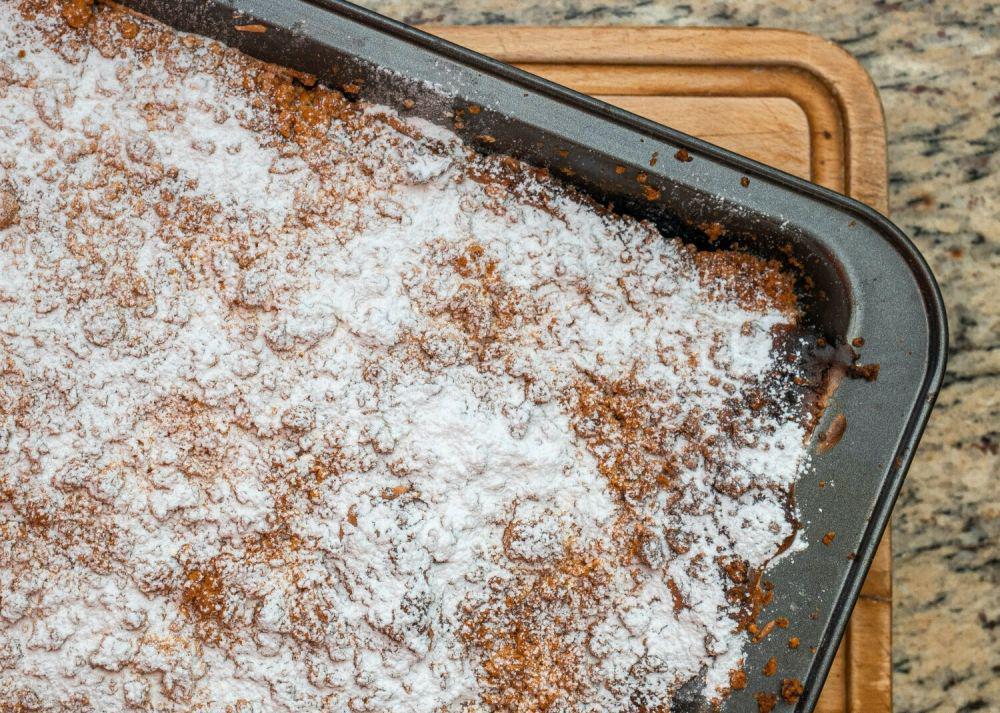ilustrasi doughnut traybake cake (unsplash.com/Adam Nieścioruk)