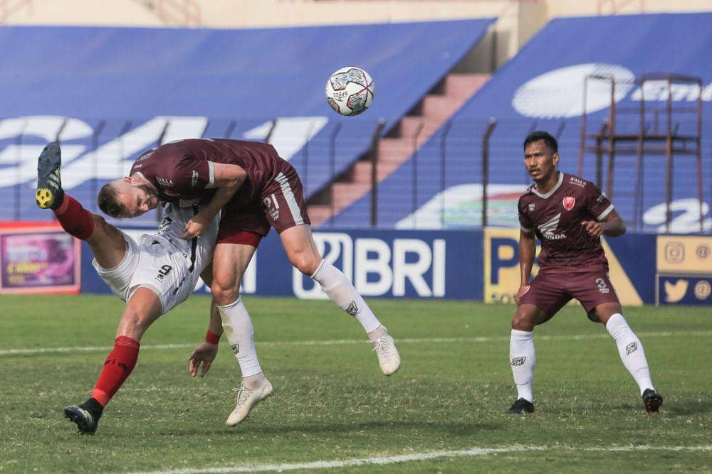 Pemain Bali United Ilija Spasojevic (kiri) berebut bola dengan pemain PSM Makassar Serif Hasic (tengah) saat pertandingan Liga 1 di Stadion Sultan Agung, Bantul, DI Yogyakarta, Minggu (17/10/2021). (ANTARA FOTO/Hendra Nurdiyansyah)