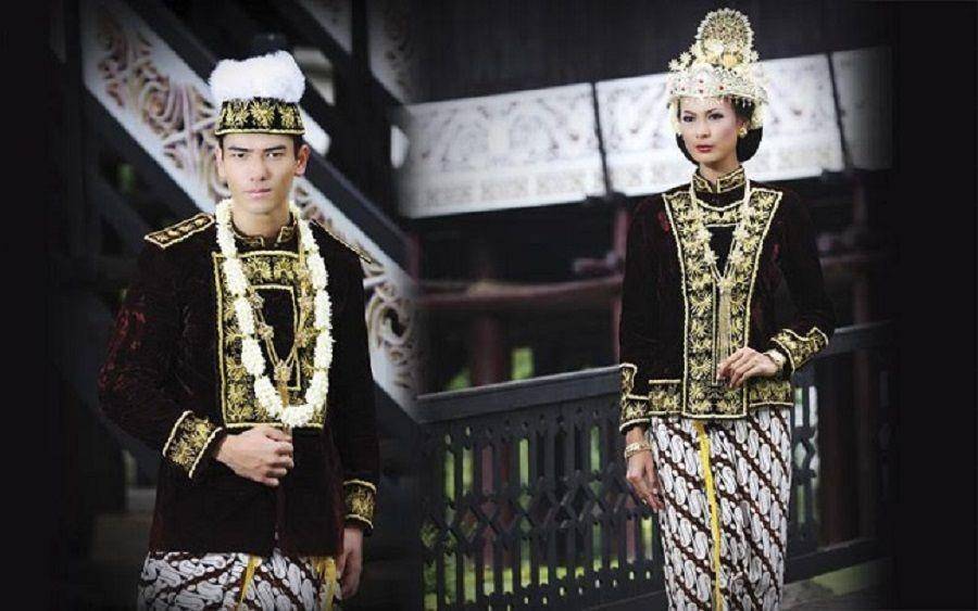 Baju adat Kustin dari Kutai Kalimantan Timur. Foto Pariwisata Indonesia