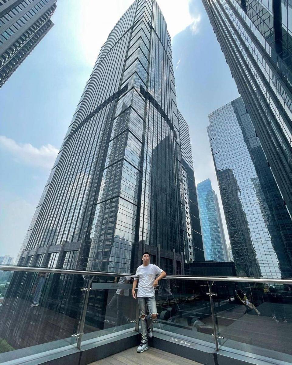Spot foto di balkon Astha, Jakarta (instagram.com/bennytann_)